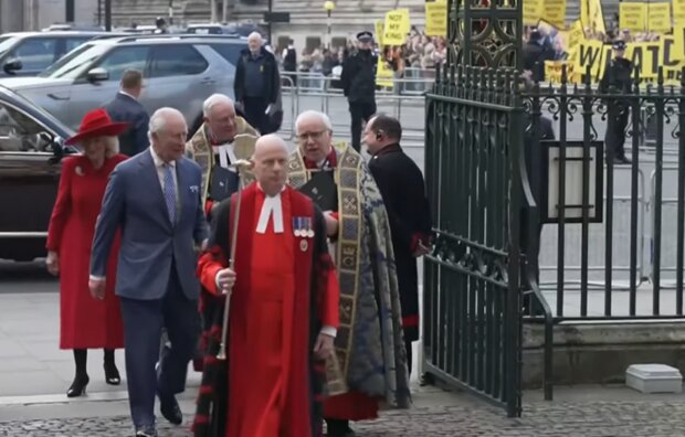 Karol III przyjechał na uroczystość. Przed opactwem czekali demonstranci