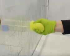 Usuwanie kamienia i osadu z kabiny prysznicowej/YouTube @ Clean That Up