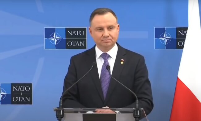 Andrzej Duda razem z ojcem odwiedził miejsce spoczynku znaczącej osoby. Komu przynieśli znicze i kwiaty