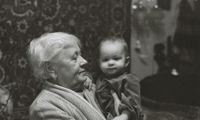 Z życia wzięte. "Przy naszym dziecku była zbyt zmęczona": Gdy urodziła jej córka, babcia nagle odżyła