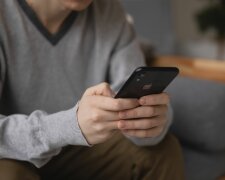 Oszuści zmienili metodę i znów polują na seniorów. Jeden telefon może kosztować oszczędności życia