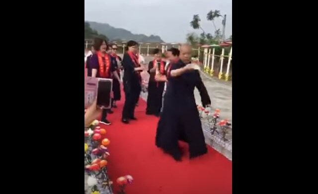 Podczas błogosławieństwa duchowny obrócił się 153 razy wokół własnej osi. Źródło: youtube.com