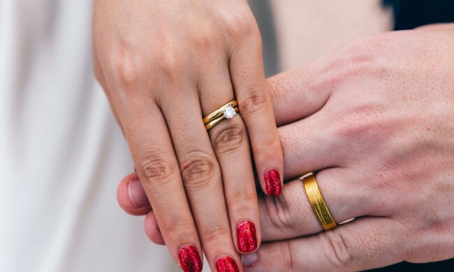 Magiczna moc obrączek ślubnych. Symbol, który chroni małżeństwo