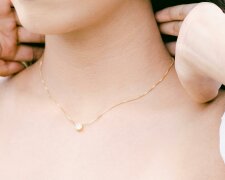 Z życia wzięte. "Dał żonie kolczyki na rocznicę i zamarł": Na jej szyi wisiał wisiorek jego kochanki