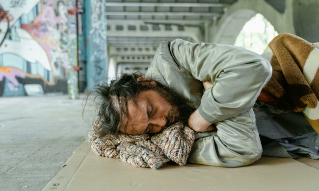 Z życia wzięte. "Pomogłam bezdomnemu, który grzebał w naszym śmietniku": Dopiero potem odkryłam, że przychodził pod nasz dom nie bez powodu