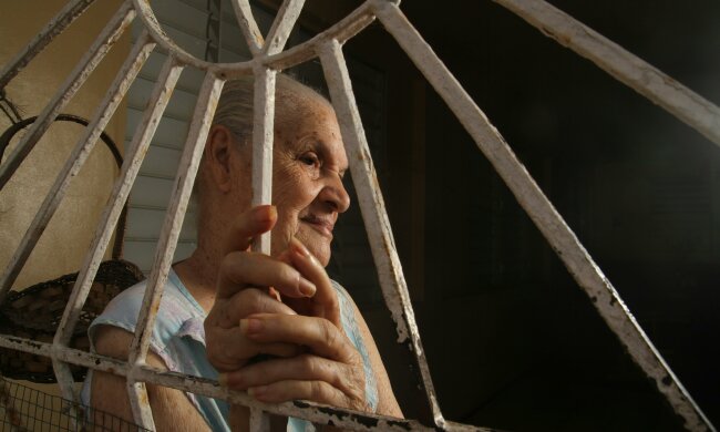 Z życia wzięte. "Po 30 latach ciężkiej pracy za granicą wróciłam do syna": Zamiast wdzięczności dostałam drzwi przed nosem