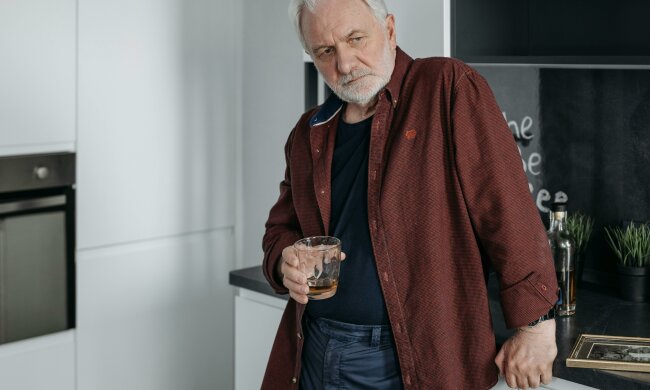 "Jedno znalezisko na dnie szafy zniszczyło całe moje małżeństwo po trzydziestu latach": Od tamtej chwili nie potrafię patrzeć na żonę bez wstrętu