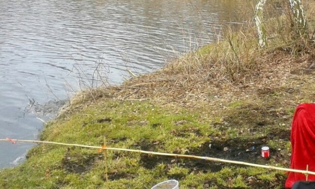 Kobieta utarła nosa najzagorzalszym wędkarzom. Polka złowiła amura-giganta