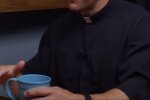 Ksiądz, źródło: YouTube/ Pints With Aquinas