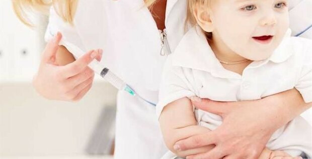 Lekarz publicznie krytykował podawanie szczepionek dzieciom. Sąd pozbawił go prawa do wykonywania zawodu