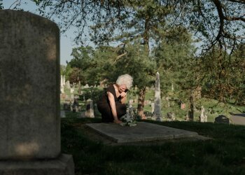 Z życia wzięte. Pojechałam umyć nagrobek męża i zobaczyłam przy nim obcą kobietę. To, co położyła na płycie, odebrało mi mowę