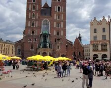 Kraków: tajemniczy goście pojawili się na płycie rynku. Krakowianie i turyści zaskoczeni