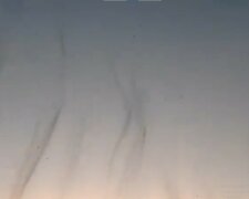zagadkowe zjawisko na niebie, screen wideo @twitter.com/awesh