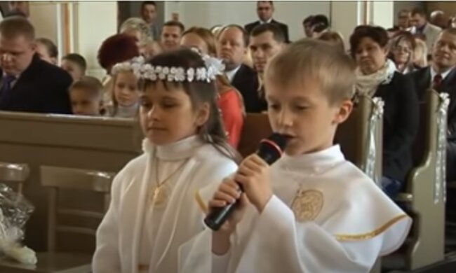 Zabawna wpadka w trakcie Pierwszej Komunii Świętej/YouTube @Przemytnik Rabarbaru