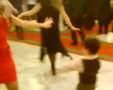 To nagranie robi prawdziwą furorę w mediach społecznościowych. Chłopiec poprosił kobietę to tańca. Na widok tego wszystkim opadły szczęki