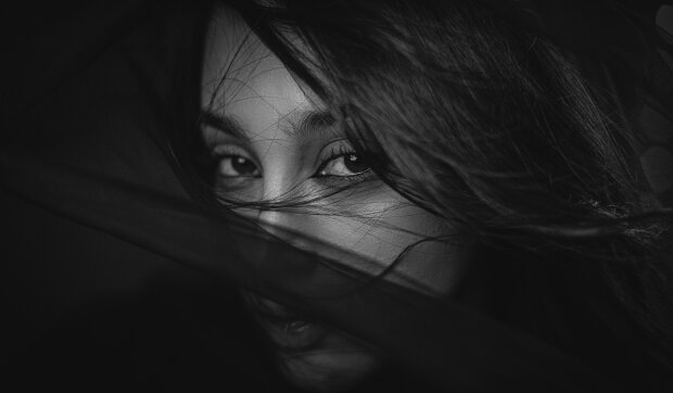 Z życia wzięte. "Wystawa fotografii zniszczyła mój świat": Znalazłam na niej zdjęcie męża w ramionach kochanki