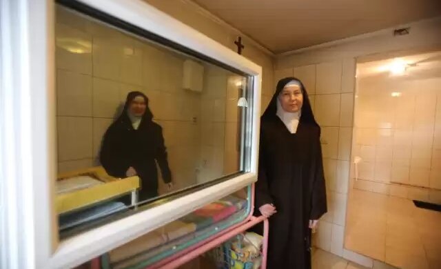 W oknie życia w Sosnowcu znaleziono noworodka. Dziewczynka trafiła do placówki opiekuńczej