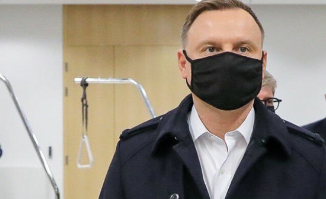 Andrzej Duda udał się na miejsca ostatniego spoczynku swoich bliskich. Kogo pod osłoną nocy odwiedził Prezydent