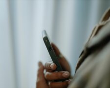 Oszuści znaleźli nowy sposób na seniorów. Jeżeli słyszysz te słowa w słuchawce telefonu, natychmiast się rozłącz