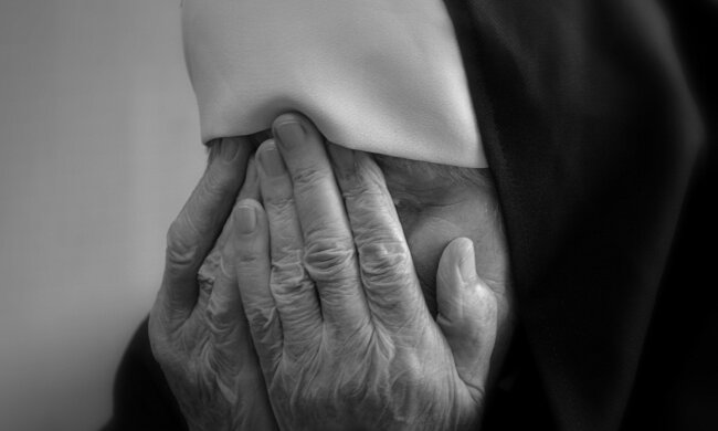 Z życia wzięte. "Mam 70 lat i coraz częściej myślę o trumnie": Dla dzieci jestem tylko starą matką, która zawadza