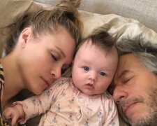 Joanna Krupa z córką i mężem/ https://dzieckoifigura.pl/