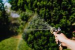 Zakaz podlewania ogrodu, mycia samochodu oraz napełniania basenu. Za złamanie przepisów grozi wysoka kara