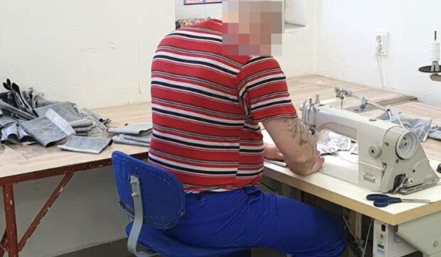 Więźniowie szyją maseczki ochronne. Źródło: tvn24.pl