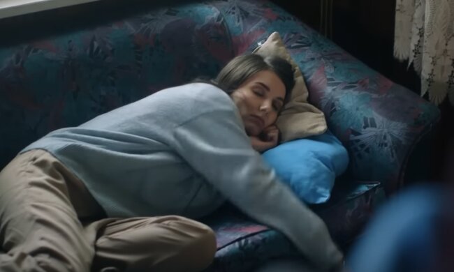 Zmęczona córka, źródło: YouTube/ SALA DE CINE