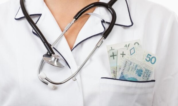 Ile zarabiają polscy lekarze? Niektórzy to prawdziwi rekordziści