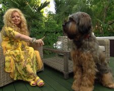 Magda Gessler pokazuje swojego psa. Czułym gestom nie było końca