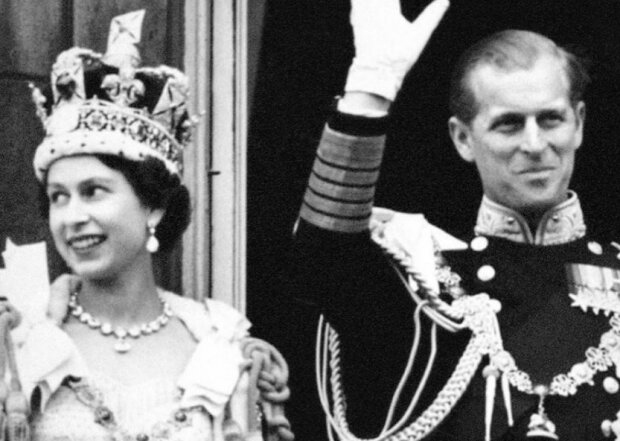 Królowa i książę Edynburga zostali sfotografowani w czworoboku zamku Windsor przy okazji urodzin Filipa. Książę skończył 99 lat