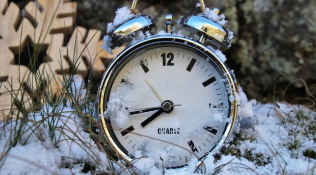 Zmiana czasu na zimowy. Kiedy przestawić zegarki? Czy to już ostatni raz?