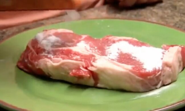 Dlaczego posypanie mięsa sodą oczyszczoną przed gotowaniem, to świetny pomysł? Oto kilka sztuczek