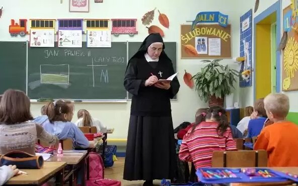 Uczniowie masowo rezygnują z chodzenia na religię. Według katechetów ich rodzice mogą pójść do piekła