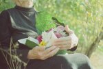 Z życia wzięte. "W sanatorium poznałam mężczyznę, przy którym znów zaczęłam się uśmiechać": Dzieci oskarżyły mnie, że zdradzam pamięć ich ojca