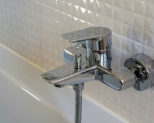 Wrzuć dwie tabletki do odpływu. Ten domowy sposób usuwa zalegające osady