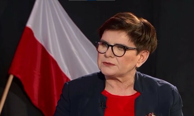 Beata Szydło z bukietem na Nowogrodzkiej. Jej metamorfoza nie umknęła uwadze