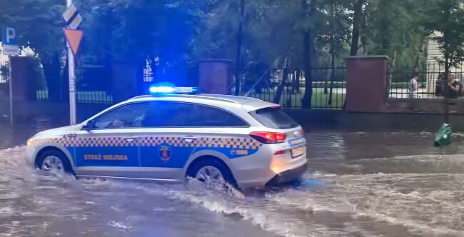 Rządowe Centrum Bezpieczeństwa wydało specjalny komunikat. Służby nadal walczą z żywiołem