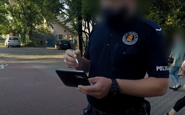 Screen: "policjanci popychają pieszego na chodniku"/Youtube  samochodoza