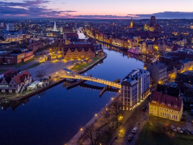 Gdańsk: nocna akcja strażaków przy Motławie. Do rzeki wpadł mężczyzna. Co się wydarzyło