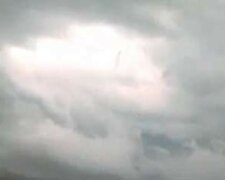 Niesamowite nagranie postaci idącej wśród chmur. Czy widać na nim Boga [FILM]