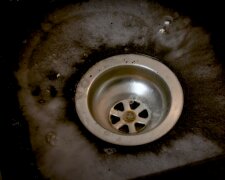 Czyszczenie odpływu w zlewie/YouTube @General Fresh