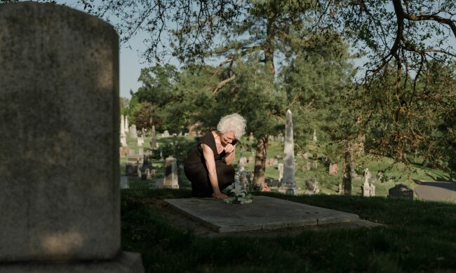 Z życia wzięte. Pojechałam umyć nagrobek męża i zobaczyłam przy nim obcą kobietę. To, co położyła na płycie, odebrało mi mowę
