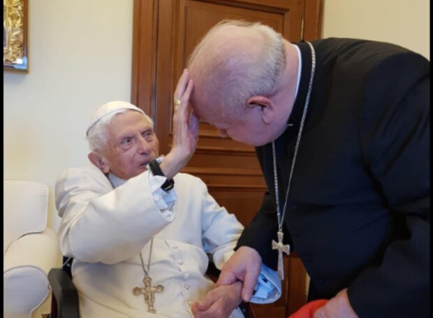 Benedykt XVI, kardynał Stanisław Dziwisz/Facebook @Archidiecezja Krakowska
