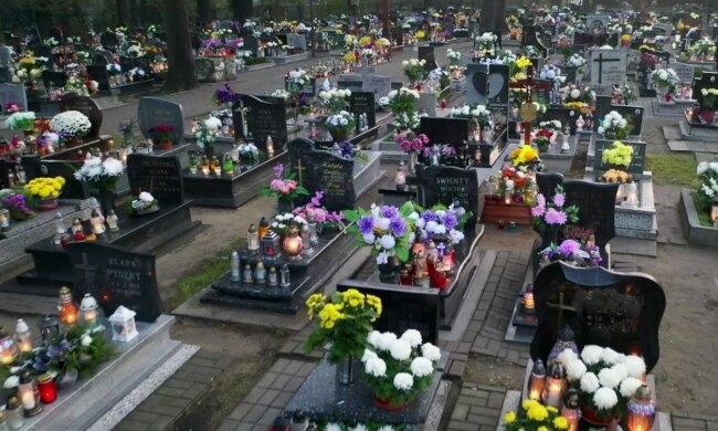 Pogrzeby są coraz droższe/screen Youtube @From the Sky