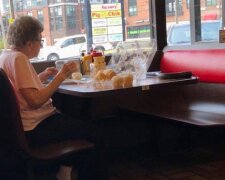 Starsza kobieta siedziała sama w restauracji. Źródło: Facebook