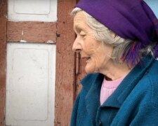 Samotna seniorka, źródło: YouTube/Village Life in Mountains