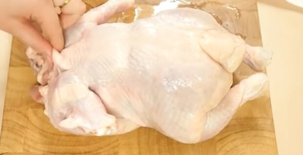 Co się dzieje, gdy płuczesz mięso z kurczaka? Źródło: YouTube