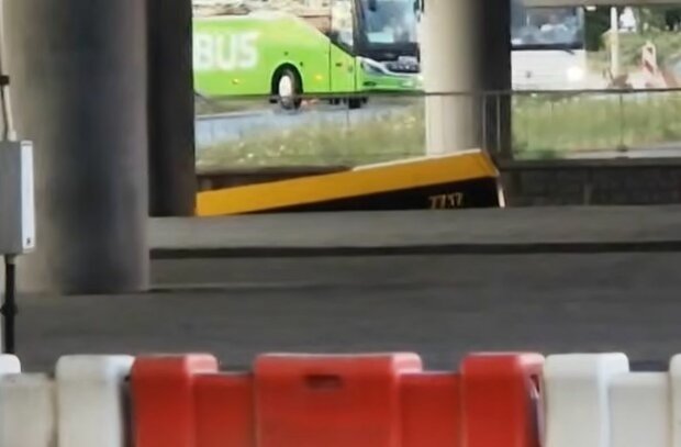 Wypadek autobusu w Warszawie/YouTube @HondaAccordPL