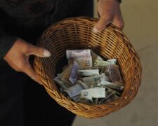 Co się dzieje z pieniędzmi, które parafianie dają na tacę, i czy kwoty powinny być jawne